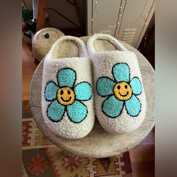 Katydid Mint Daisy Happy Face Slippers - Picture 2 of 9